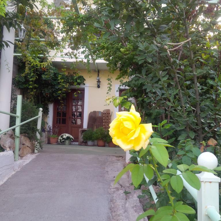 Manoleas Rooms To Let Леонидион Экстерьер фото