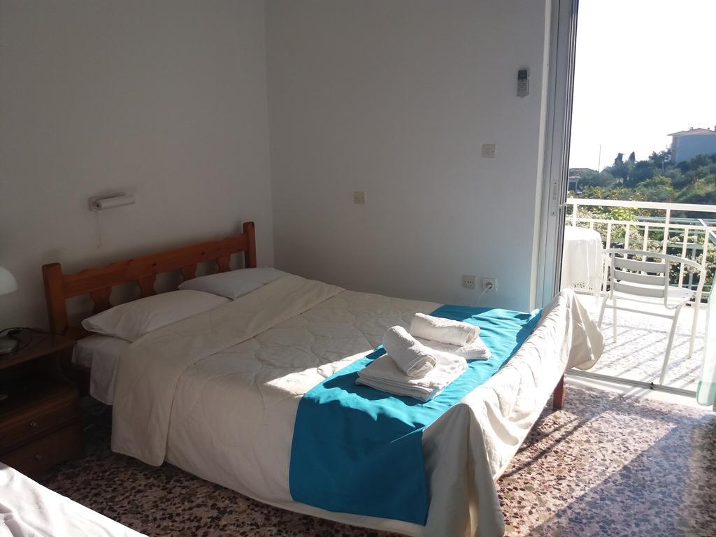 Manoleas Rooms To Let Леонидион Экстерьер фото