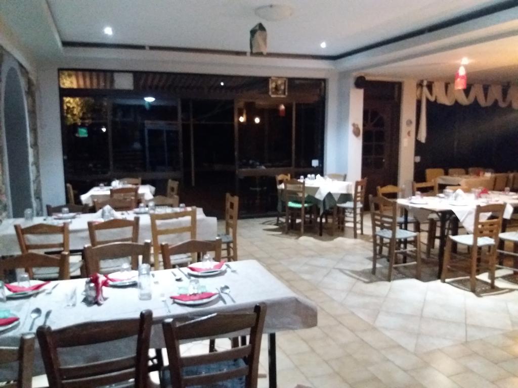 Manoleas Rooms To Let Леонидион Экстерьер фото
